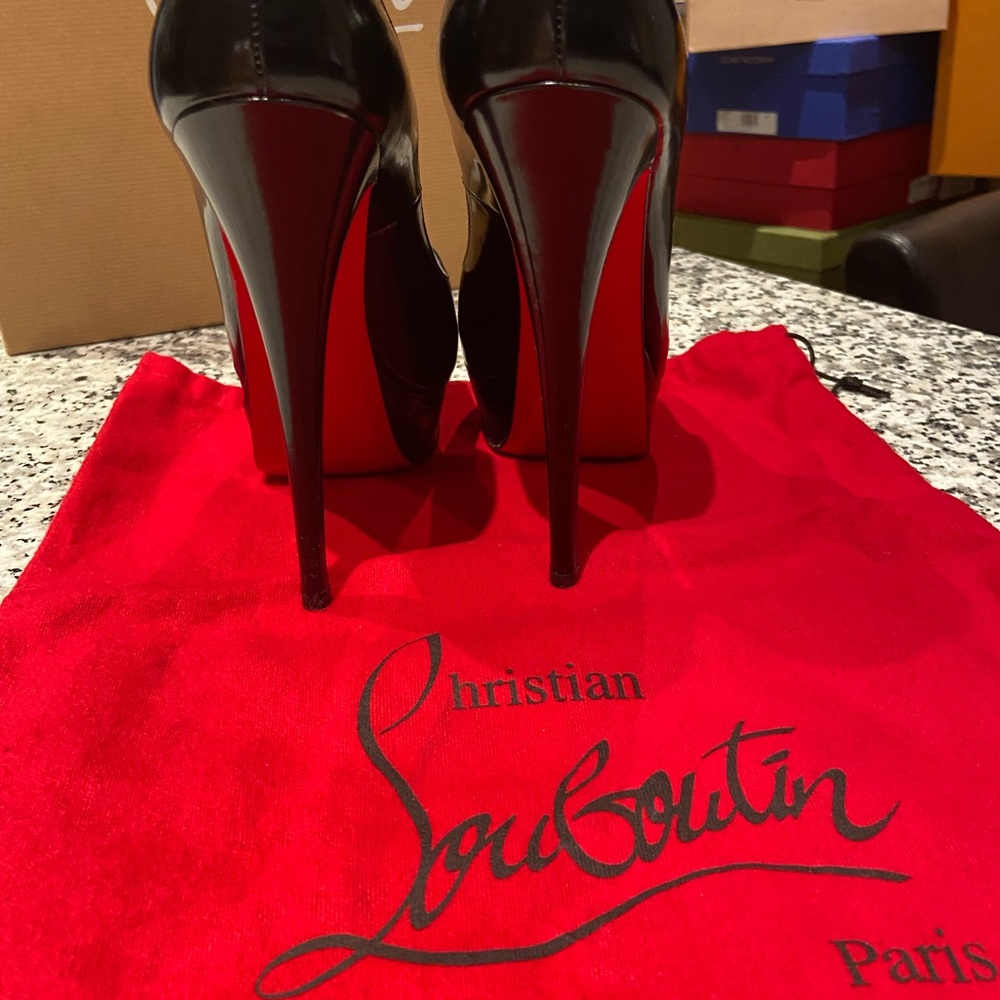 Christian louboutinlady peep 150patent